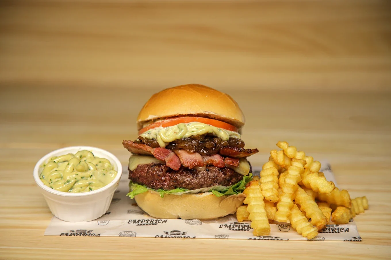 Hambúrguer da Empírica Burger com batata frita